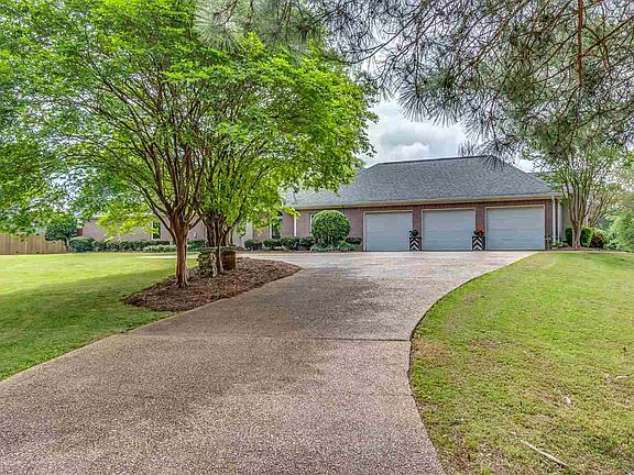 5th image of 450 Cherry Hill Dr
