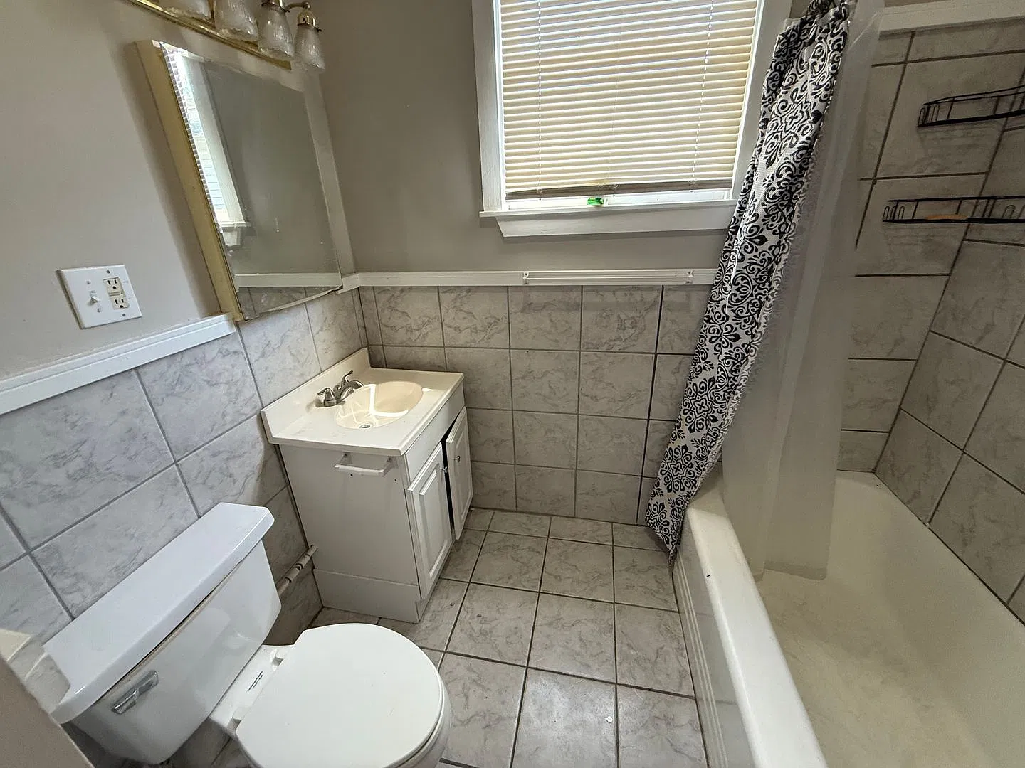 1 Bed 1 Bath Under $1000 — Photo 3