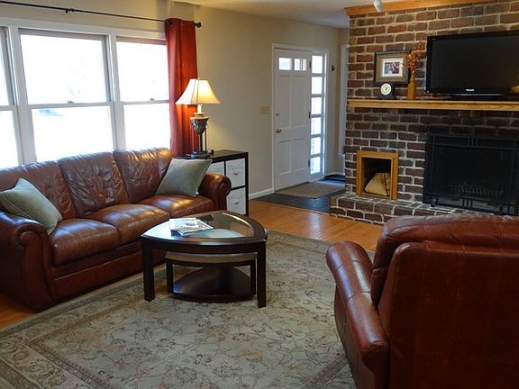 Living room : Large front window brings in lots of light