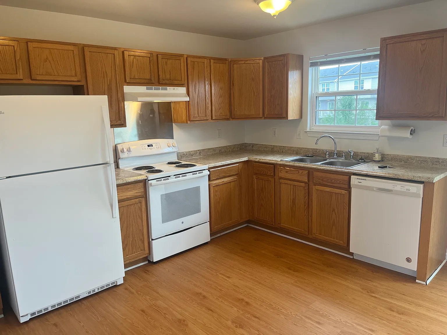 3 bed, 2.5 bath, 1900 sqft, $2,050 — Photo 3