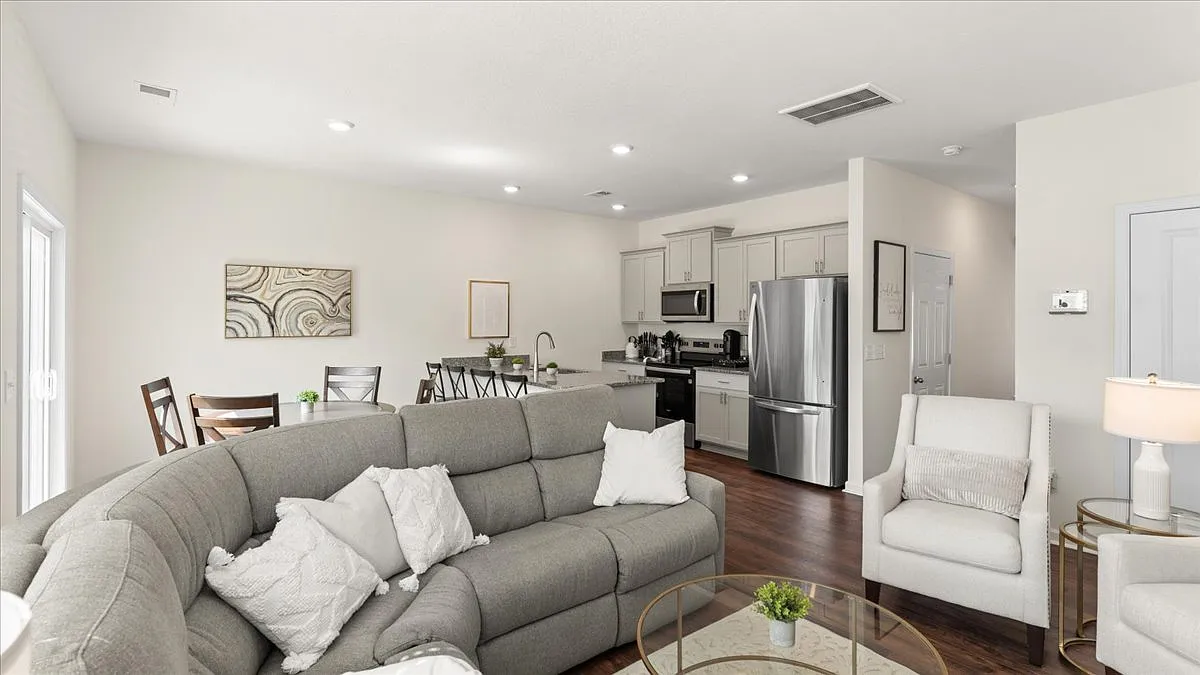 3 bed, 2.5 bath, 1381 sqft, $2,990 — Photo 4