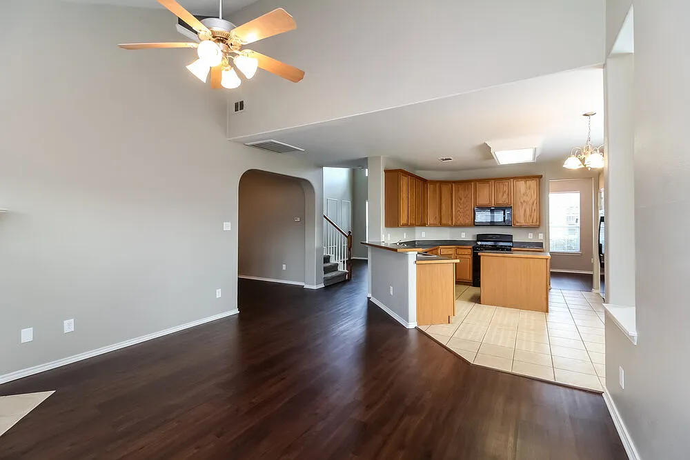 4 bed, 2.5 bath, 2543 sqft, $2,450 — Photo 4