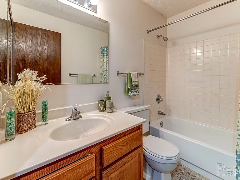 Lake Cove Village Apartments — Photo 33