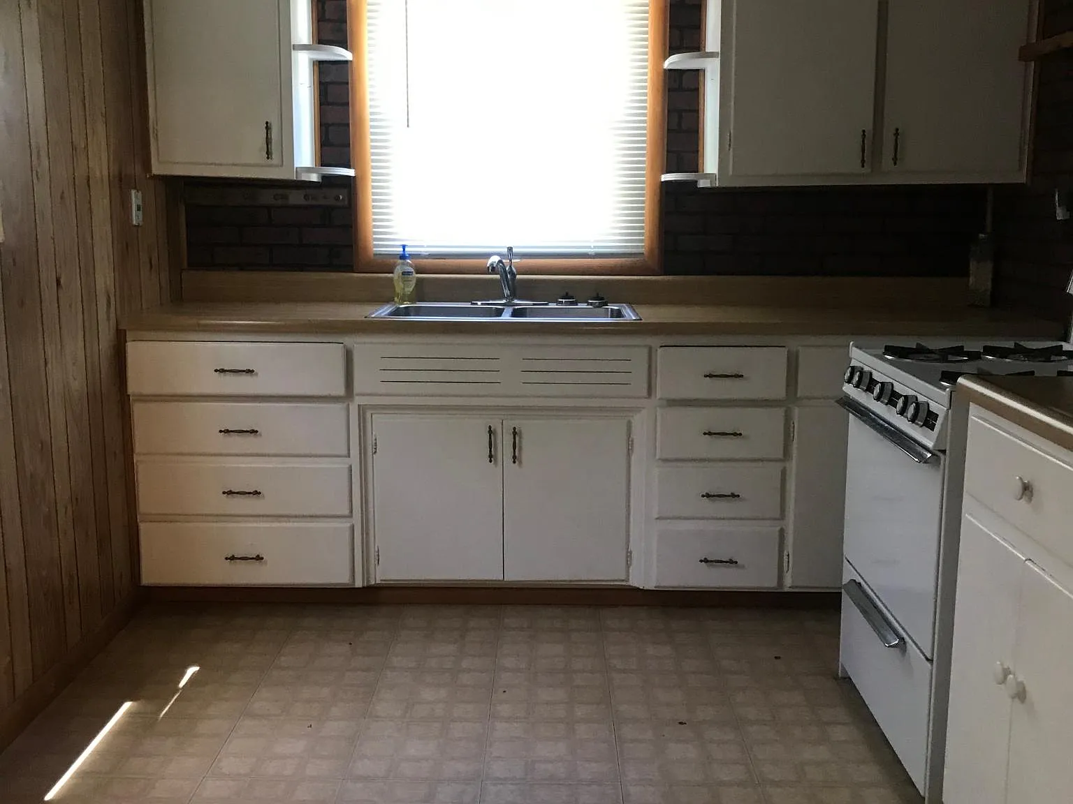 3 bed, 888 sqft, $925 — Photo 2