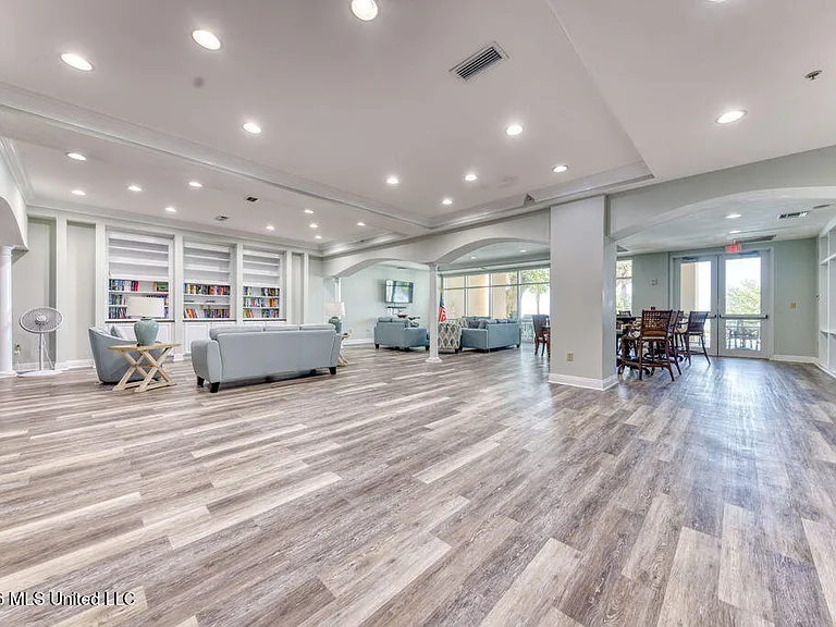 2230 Beach Dr #301 — Photo 23