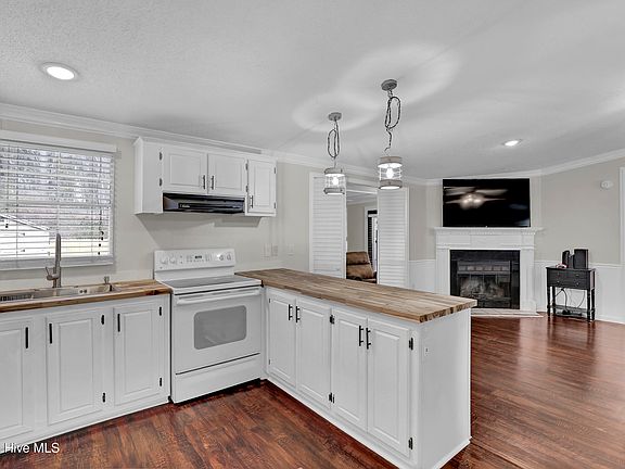 4th image of 102 Robin Court