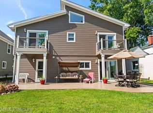 8810 Arlington St, White Lake, MI 48386