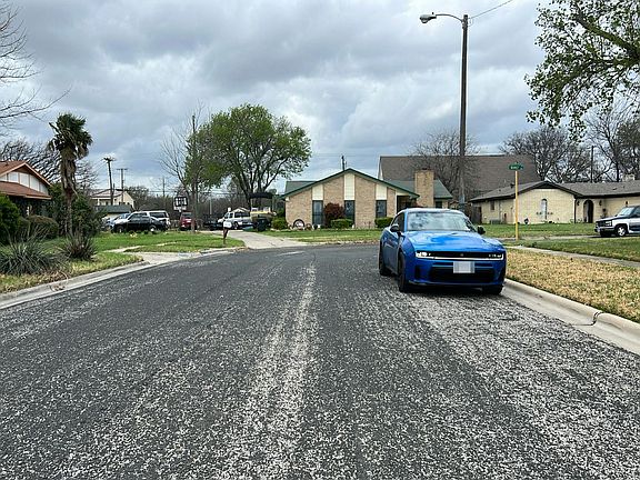 4th image of 2202 Doris Dr