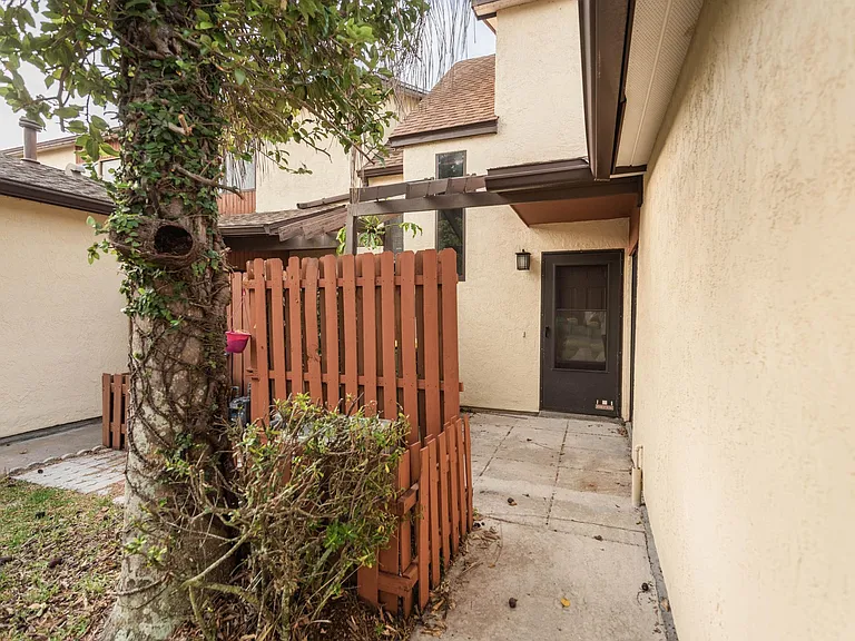47 Bogart Pl — Photo 3