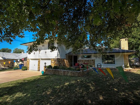 Big Oak tree in front yard