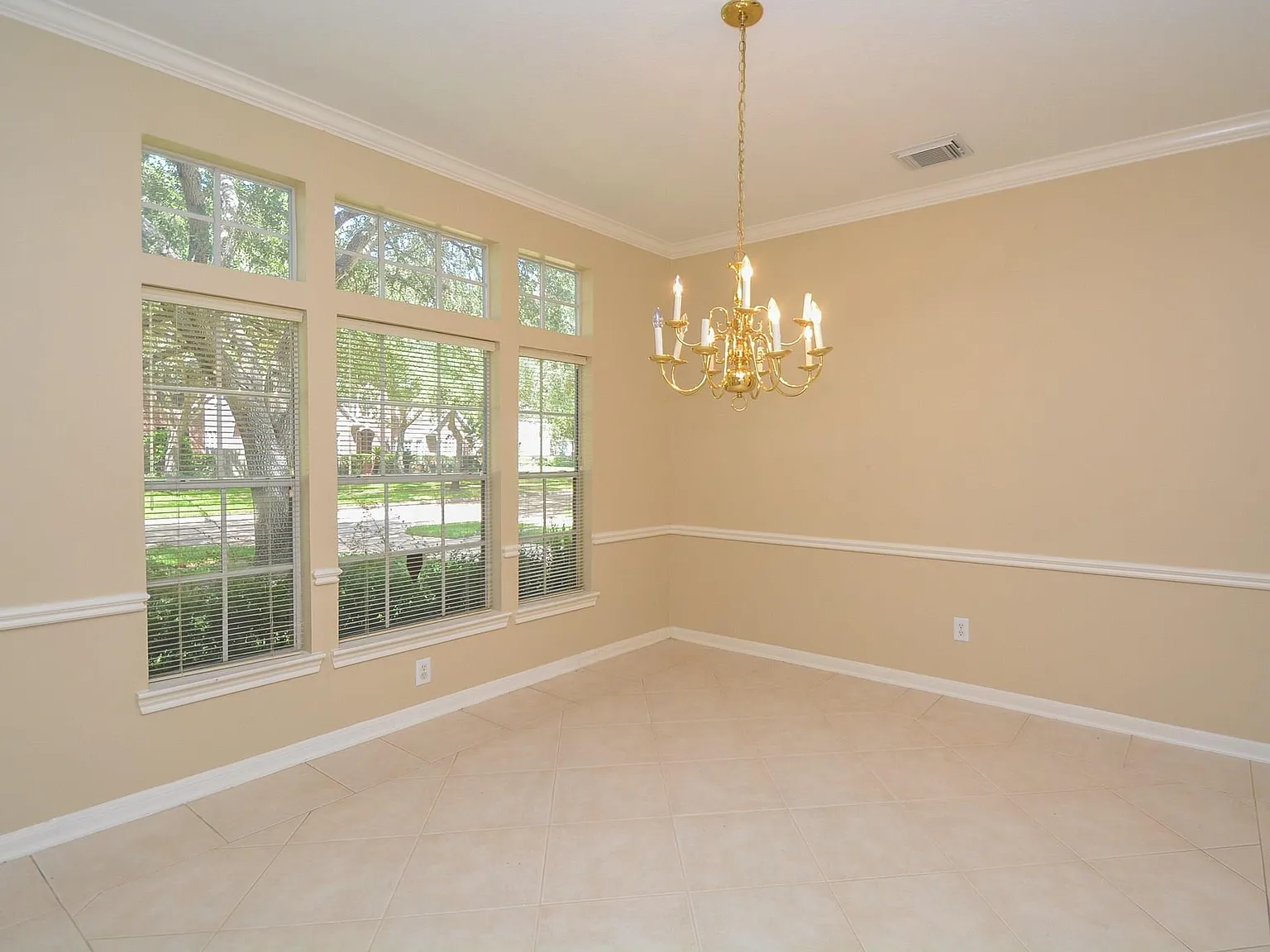 4 bed, 3.5 bath, 3062 sqft, $2,900 — Photo 4