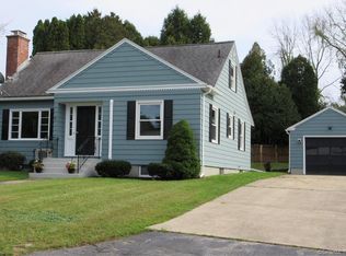 5 Senkow Dr, Quaker Hill, CT 06375