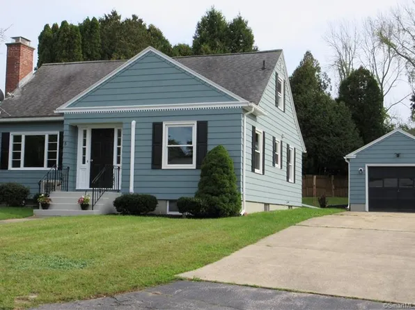 5 Senkow Dr, Quaker Hill, CT 06375