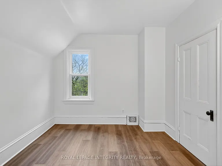 56 Grosvenor Ave — Photo 27