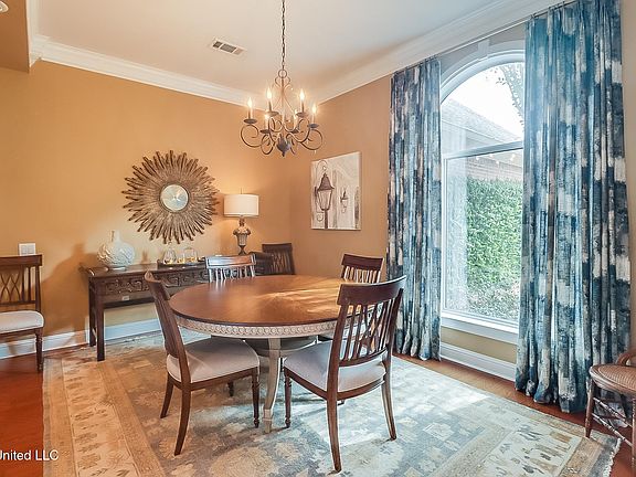 5th image of 2517 Greenview Dr