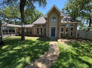 500 Holliday Ln, Euless, TX 76039