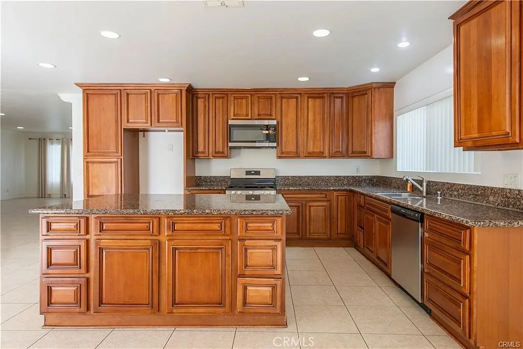 4 bed, 2.5 bath, 2500 sqft, $5,200 — Photo 2