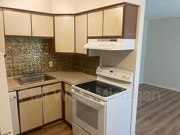 3rd image of 6085 In The Pines Dr SE