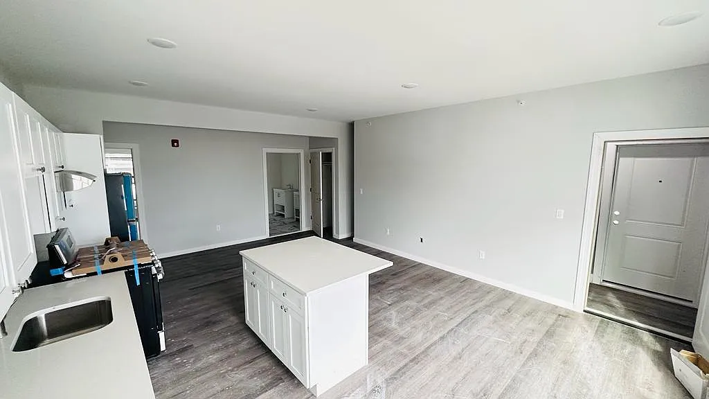 3 bed, $2,818 — Photo 3