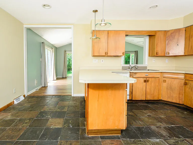 117 N Hillsdale Dr — Photo 12