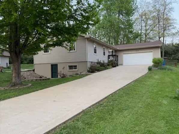 723 Heritage Dr, Mackinaw, IL 61755