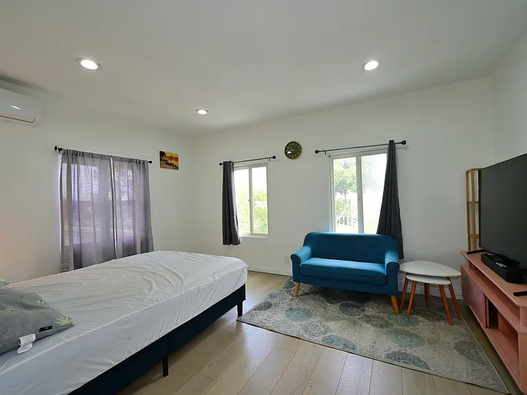 Fully upgraded and fully furnished spacious and bright apartment across from PCC. perfect for caltech and pcc students (we accept co-signer).