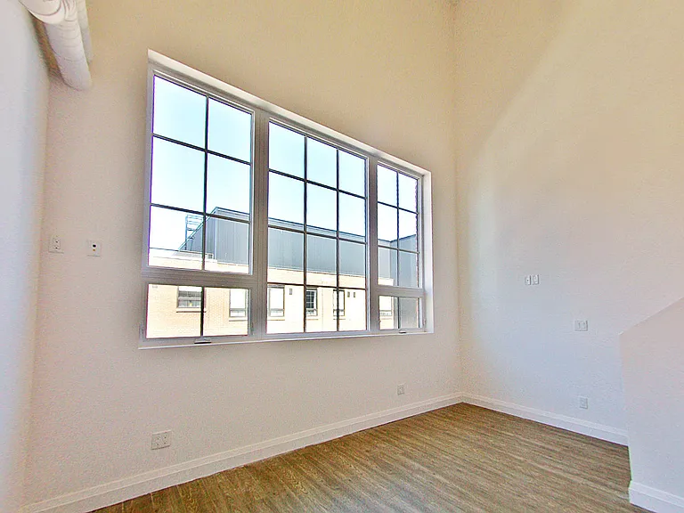 220 Dundurn St S — Photo 32