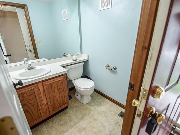 5th image of 853 Cobblestone Dr
