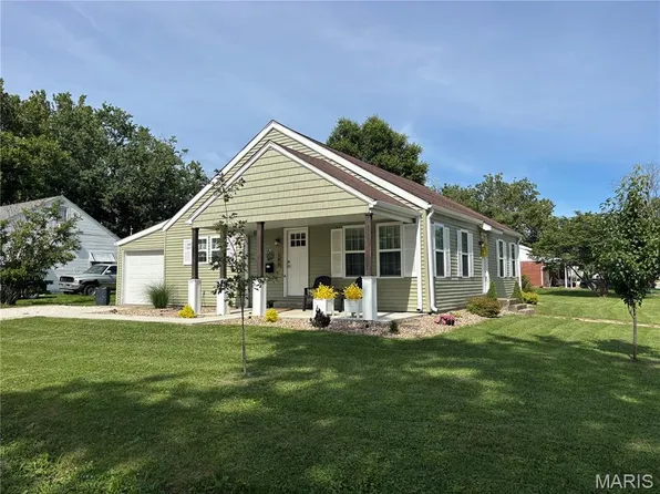 102 Circle Dr, Shelbina, MO 63468