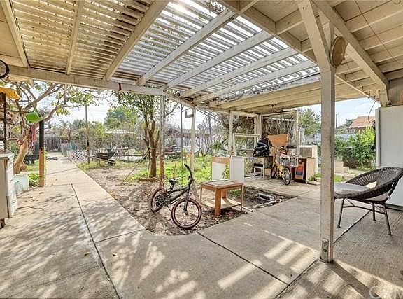 5th image of 910 E Francisquito Ave