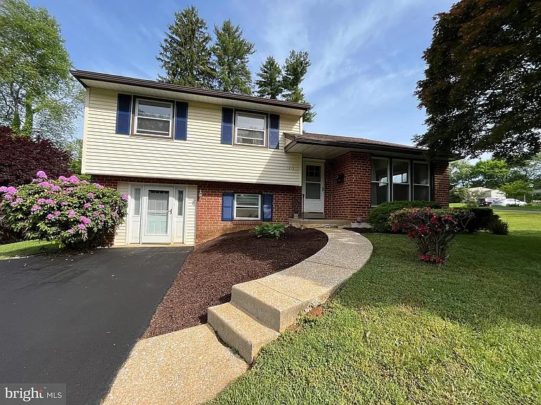 1213 Farmington Ln — Photo 1