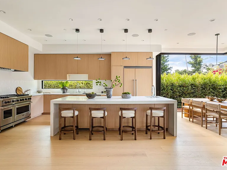 822 Superba Ave — Photo 12