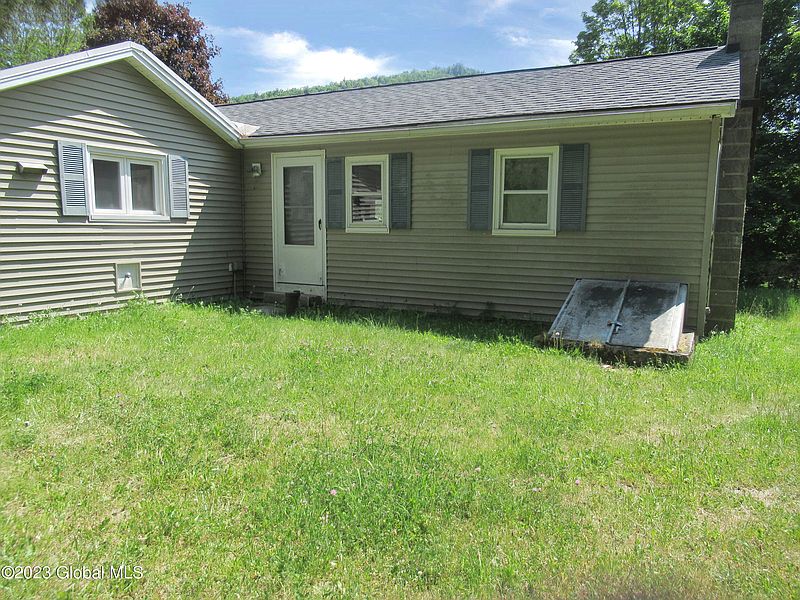 3rd image of 994 Chestnut Hill Road