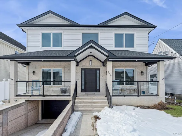 207 Pershing Parkway, Mineola, NY 11501