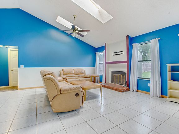 4th image of 444 Country Wood Cir