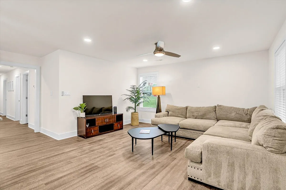 3 bed, 1400 sqft, $2,300 — Photo 3