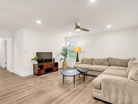 3rd image of 141 Baileyview St