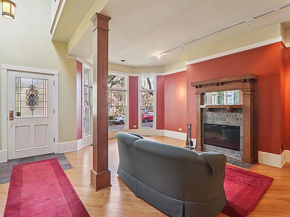 4th image of 1027 W Newport Ave
