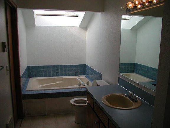 4th image of 212 SE 149th Ct