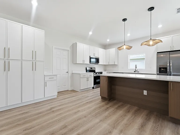 1332 Marshall Dr — Photo 3