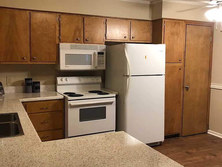609 Sherwood Dr #B — Photo 3
