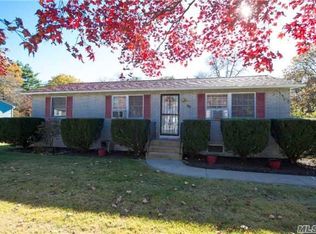 90 Beldon Ln, Bay Shore, NY 11706