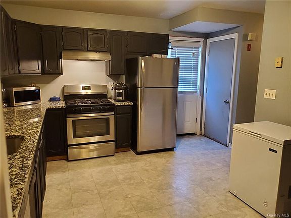 4th image of 172 Excelsior Ave