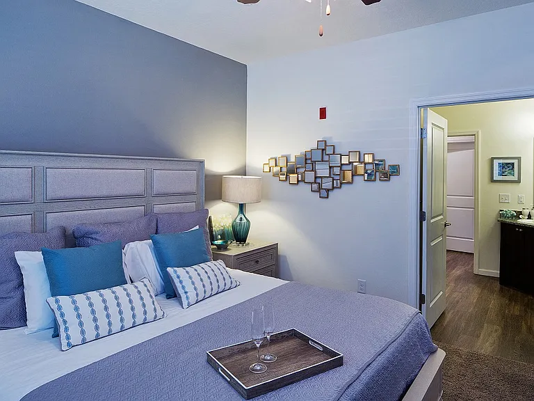 The Oaks at Southlake Commons Luxury Apartments