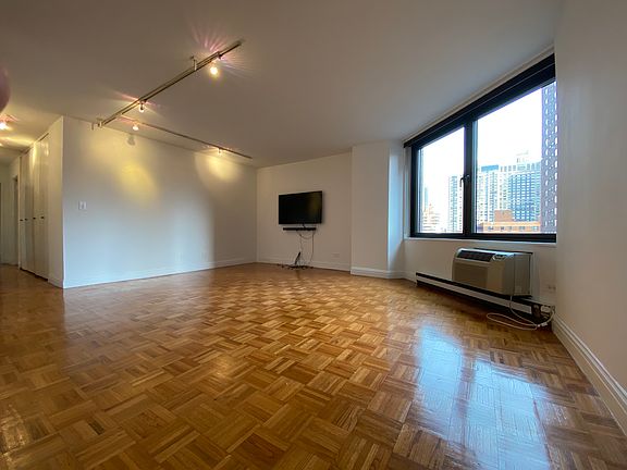 3rd image of 1641 3rd Ave APT 9H