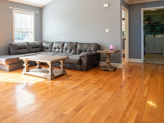 5th image of 433 Pinehurst Dr