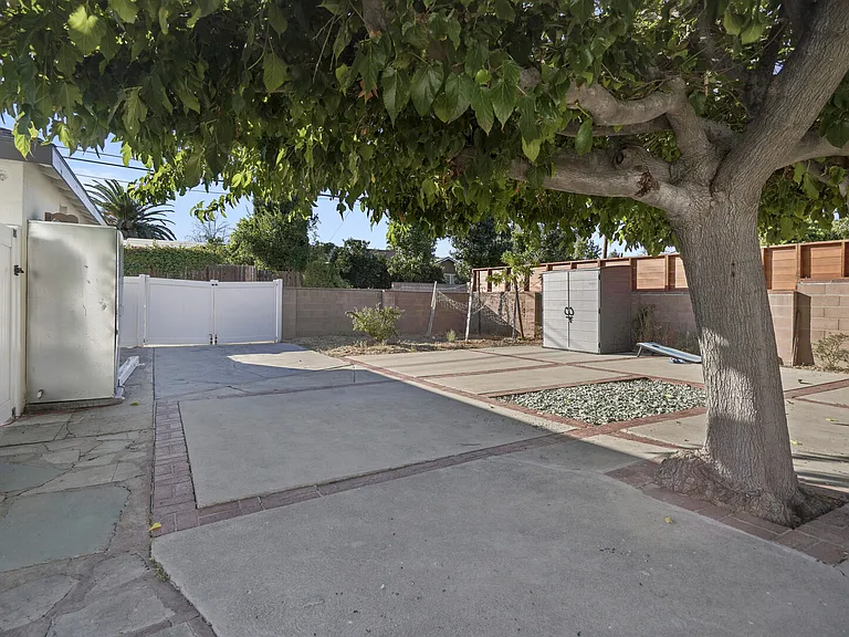 Woodlake Ave — Photo 17