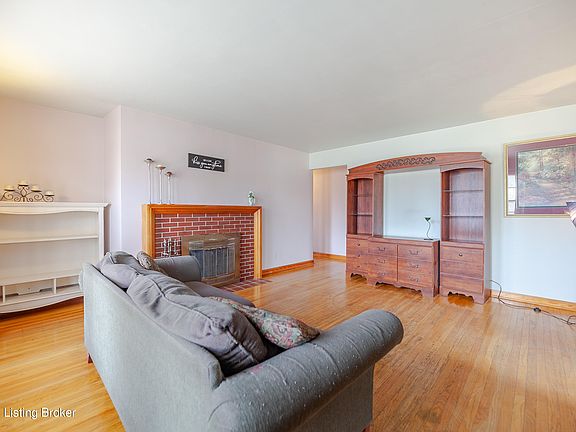 5th image of 18 Hallsdale Dr
