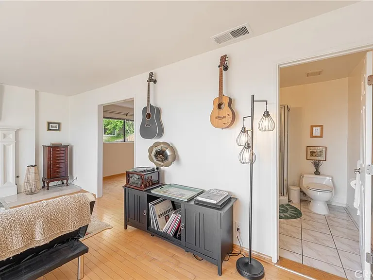 1350 E Tujunga Ave — Photo 13