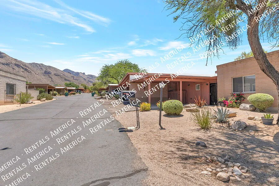 Spacious 3 bedroom Oro Valley home, water and trash included! — Photo 4